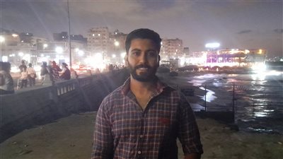 صاحب صورة الصيد خلال حريق جليم يرد: عملت اللي عليا ورجعت كملت صيد | فيديو