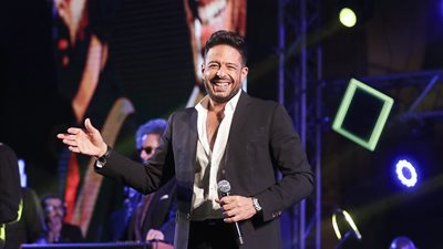 حماقي يوجه التحية للرئيس السيسي خلال إحيائه أول حفل بـ متحف الحضارات