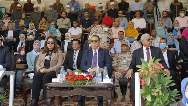 محافظ دمياط أثناء