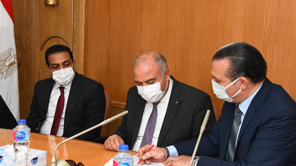 اجتماع محافظ قنا