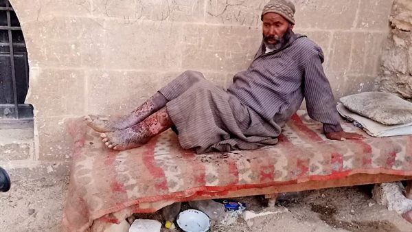 عم ربيع وسط المقابر