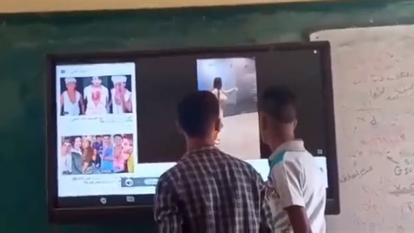 طلاب يشاهدون مقطع