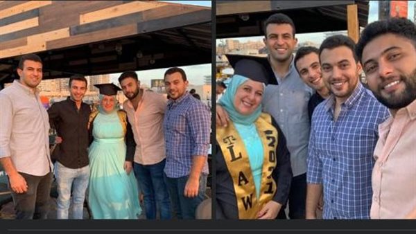 أربعة شباب يحتفلون