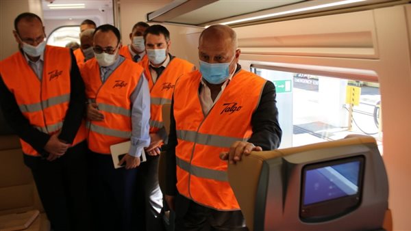 وزير النقل خلال الجولة