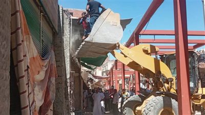 إزالة 6 حالات تعد على الأرصفة والطريق العام من المحلات بالسوق السياحي بأسوان 