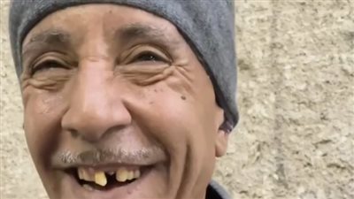 يصنع من أوجاعه ألحانًا.. قصة عم ممدوح أشهر مصفِّر ناي على مواقع التواصل الاجتماعي