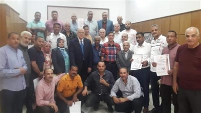 نقيب الصناعات الهندسية يختتم فعاليات الندوة التثقيفية ويكرم العاملين بنجع حمادي