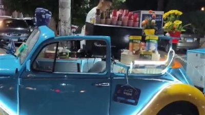 موديل 1974.. حكاية شاب حوّل سيارة جده لأشهر مركبة أنتيكا لبيع المشروبات في المنوفية