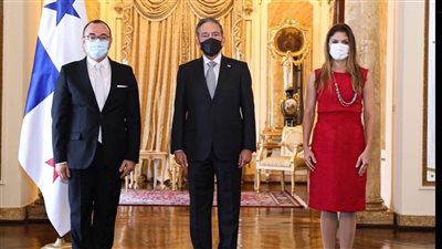 الرئيس البنمي يناقش تعظيم التعاون بين قناتي السويس وبنما مع سفير مصر 