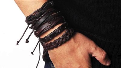 ما حكم الدين في ارتداء أساور الجلد للرجال؟!