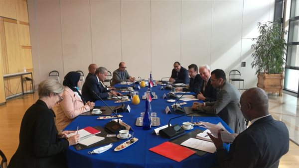 وزير التموين مع الجانب