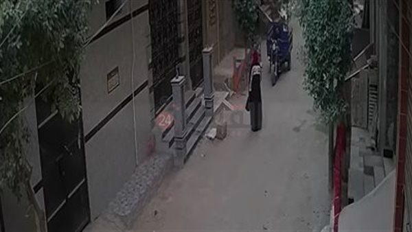 المتهمة أثناء محاولتها