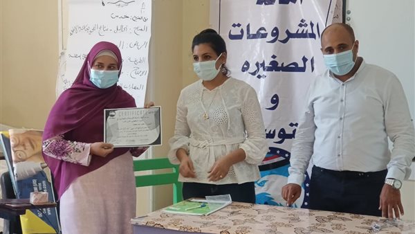 جانب من تسليم الشهادات