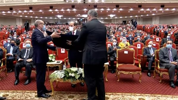 لحظة تسليم الدرع