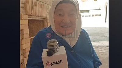 أهداها رحلة حج.. محافظ بورسعيد يكرم أم محمد صاحبة كفاح الـ 55 عامًا