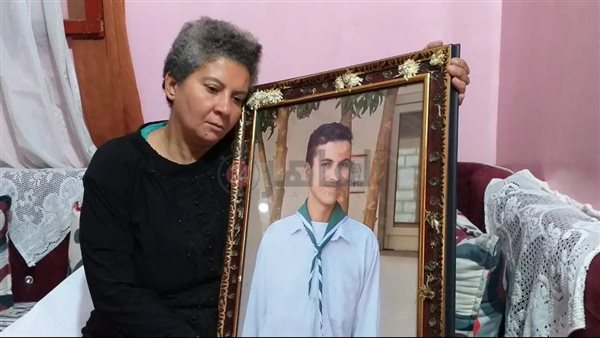 الأم مع ابنها الضحية