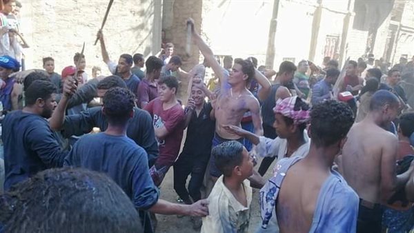 رقص شباب عراه خلال