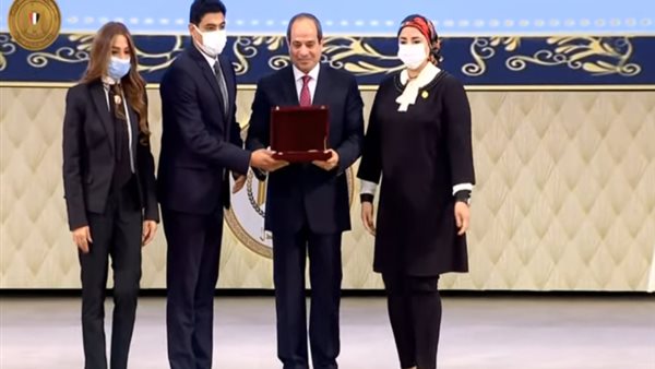 السيسي يكرم أسر شهداء