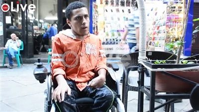 بائع المناديل من ذوي الهمم: نفسي الناس تعامل المعاق على إنه إنسان طبيعي