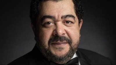 طارق عبد العزيز مذيع مشهور في مسلسل آخر دور مع دينا الشربيني