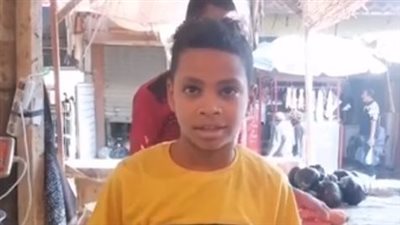 طفل بـ 100 راجل.. أصغر بائع خضار في سوق الأربعين: بصرف على أسرتي من شغلي في الإجازة 