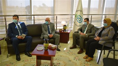 نائب وزير المالية يشيد بسير العمل داخل مبنى هيئات التأمين الصحي الشامل