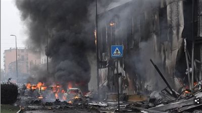 طائرة فرنسية خاصة تصطدم بمبنى تجاري في إيطاليا وتخلف 8 حالات وفاة