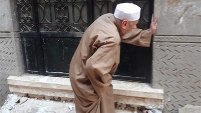 كفيف يشكو إزالة سلم منزله بالشرقية: شالوا الدرجتين اللي كنت بتسند عليهم | صور وفيديو