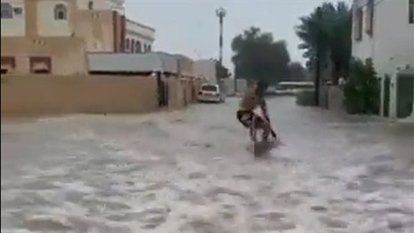 شاب يتذلج علي مياه