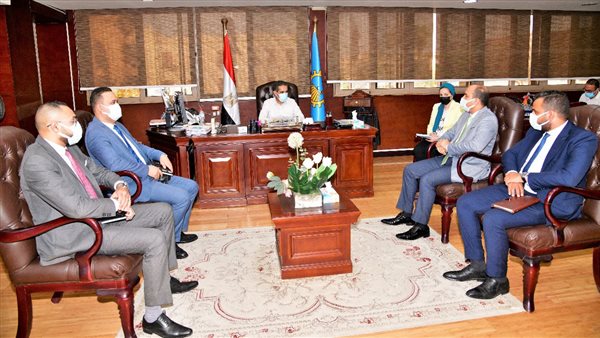 محافظ الغربية يناقش