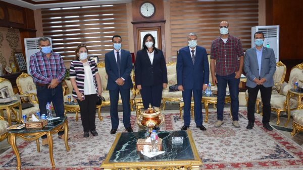 محافظ المنيا يستقبل