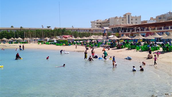 أعداد محدودة من المصطافين