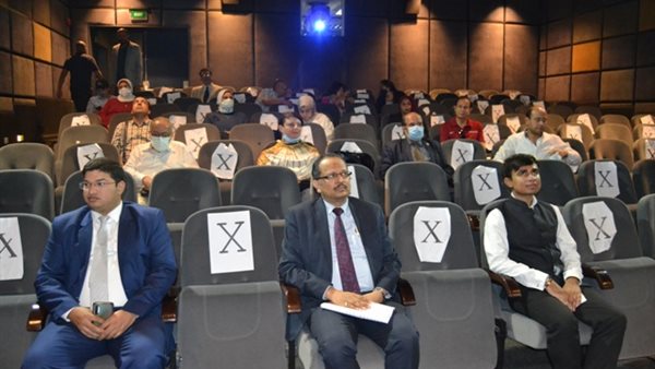 الحضور أثناء الافتتاح