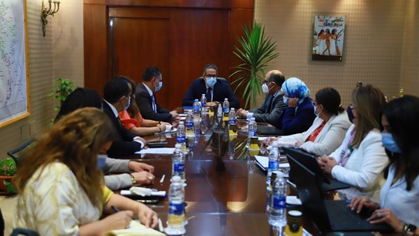 وزير السياحة يعقد