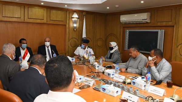 اجتماع محافظ قنا