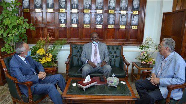 سفير أوغندا يزور