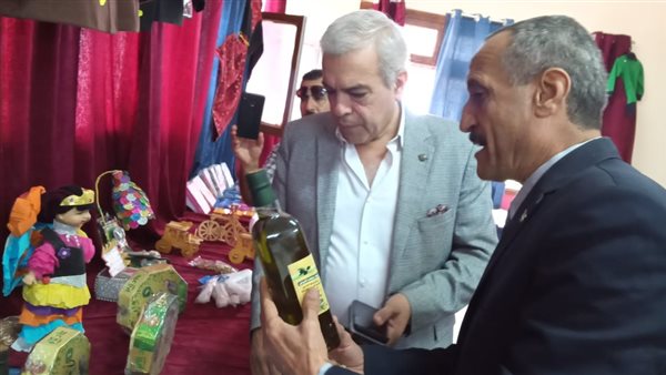 خلال افتتاح معرض