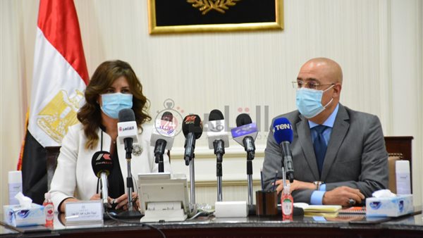 وزيرة الهجرة برفقة