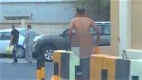 شاب عاري - أرشيفية