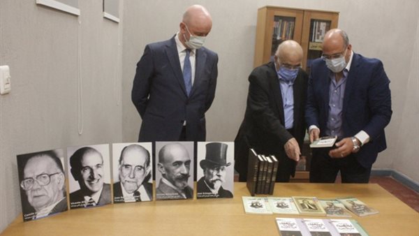 سفير إسبانيا يهدي