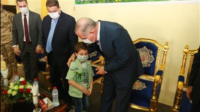 محافظ كفر الشيخ ورئيس العاصمة الإدارية يكرمان حفظة القرآن الكريم ويوزعان تجهيزات العرائس