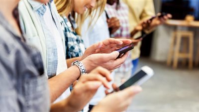 داعية: عطل مواقع التواصل كشف قناع العمر الضائع بين صفحات فيسبوك