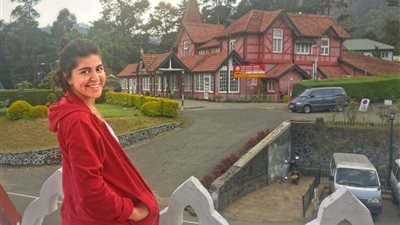 رحالة عشرينية.. قصة فتاة تسعى لتحقيق حلمها بالسفر لجميع دول العالم قبل بلوغها سن الـ30 | صور