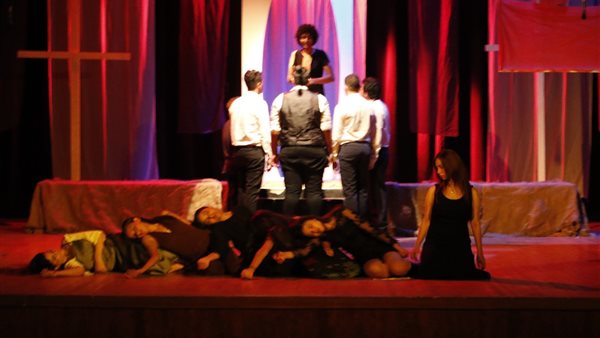 جانب من العرض المسرحي