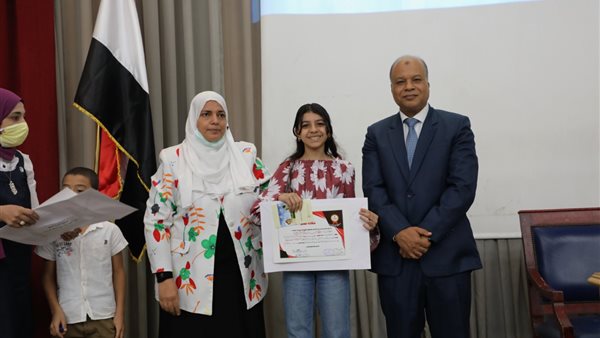 التعليم تكرم الفائزين