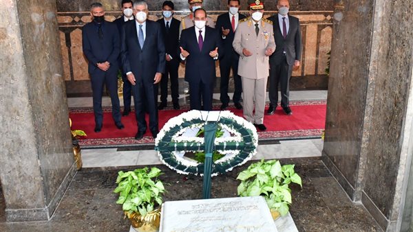 الرئيس يضع أكاليل