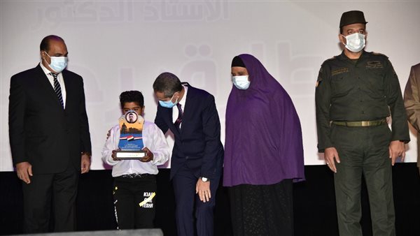 محافظ الغربية يكرم