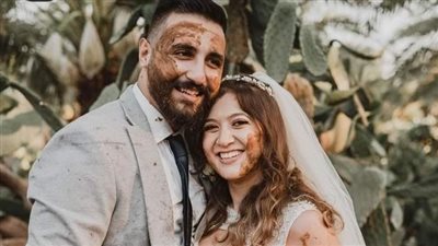 جلسة تصوير لزوجين في الوحل.. ومتابعون: حقهم يفرحوا بطريقتهم | صور