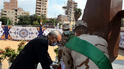 محافظ القليوبية ومدير الأمن يضعان إكليلا من الزهور على النصب التذكاري للجندي المجهول ببنها