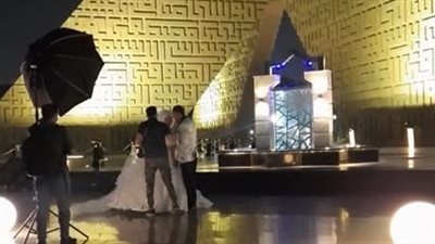 تزامنا مع الاستعداد لـ الاحتفال بحرب أكتوبر.. شاب مصري يحتفل بزفافه أمام النصب التذكاري